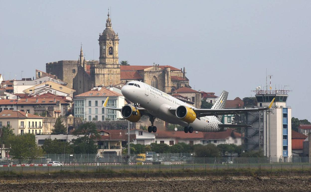 Un avión de Vueling despega del aeropuerto de Hondarribia.