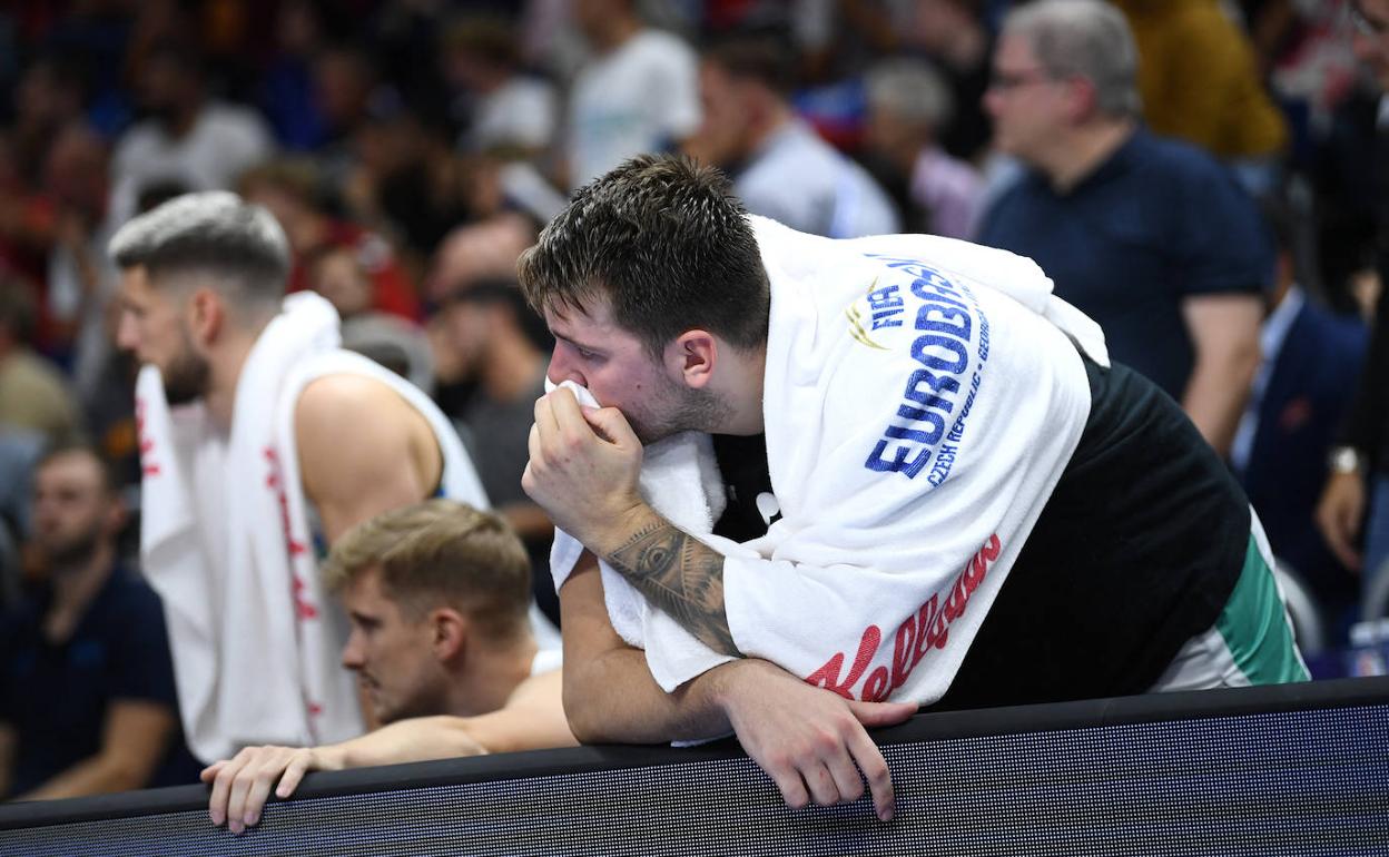 Luka Doncic, eliminado por faltas personales ante Polonia. 