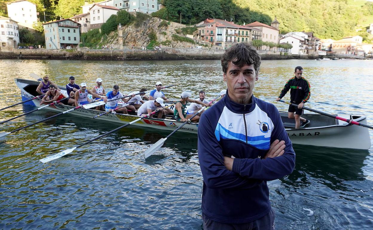 Igor Makazaga, entrenador de la Donostiarra, en la bahía de Pasaia. 