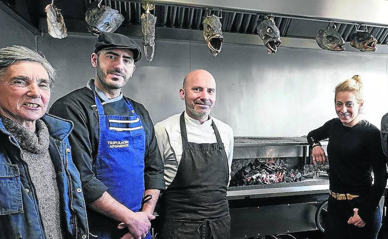 Los artíficies del buen hacer del Hamarratz y algunas de sus creaciones.