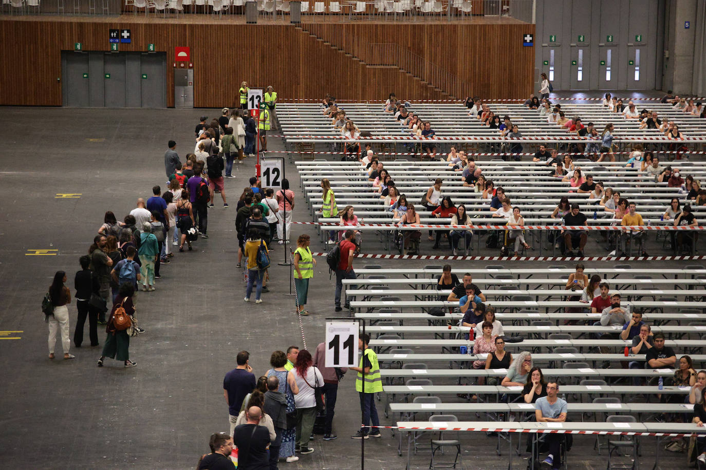 Fotos: 24.000 aspirantes compiten en la nueva OPE que se celebra en el BEC