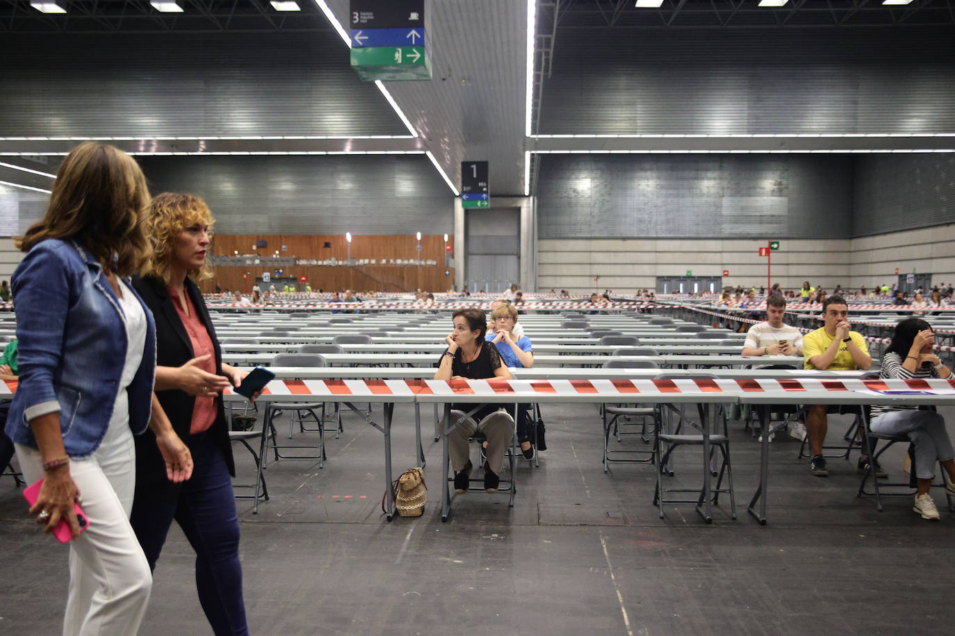 Fotos: 24.000 aspirantes compiten en la nueva OPE que se celebra en el BEC