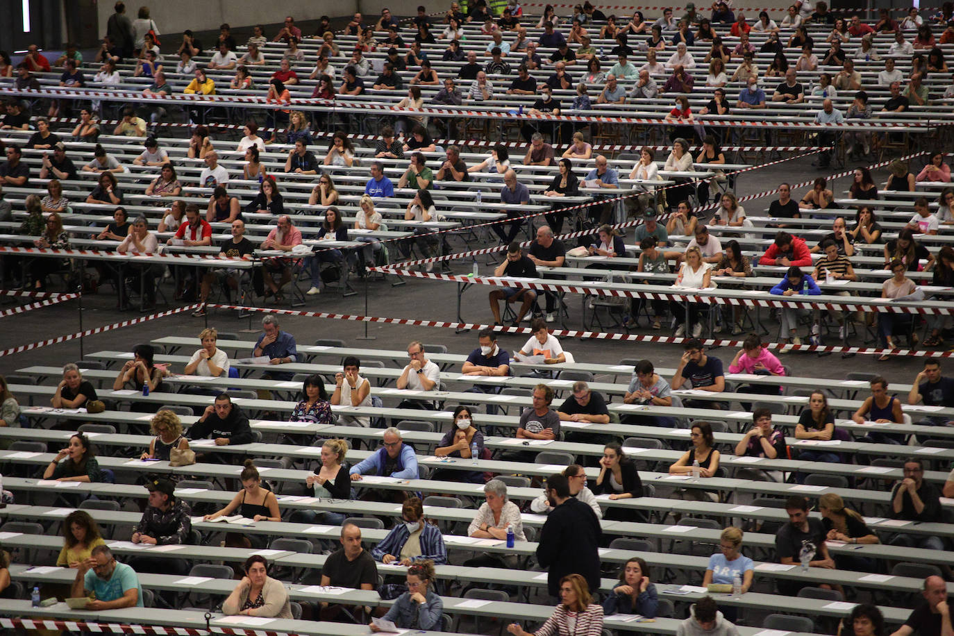 Fotos: 24.000 aspirantes compiten en la nueva OPE que se celebra en el BEC