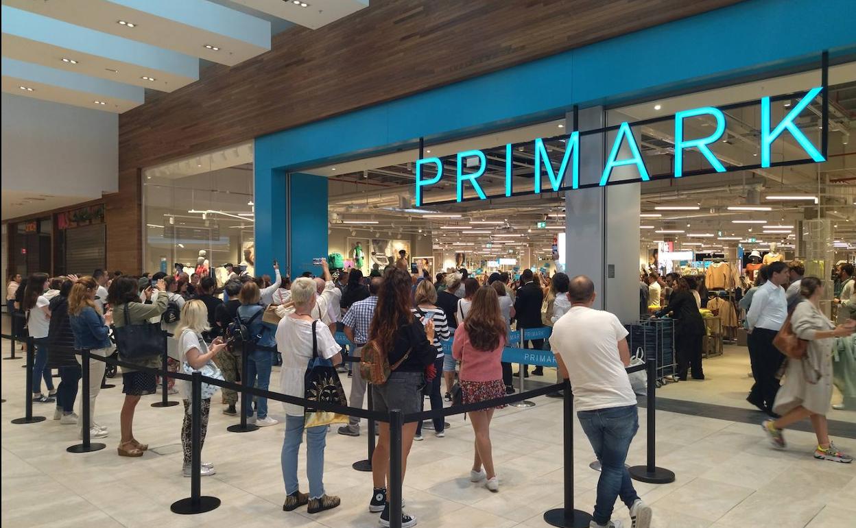 Decenas de ciudadanos esperan la apertura de Primark en Donostia.