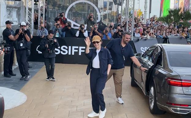 Juliette Binoche llega con 'fuego' para recibir su premio de manos de Isabel Coixet