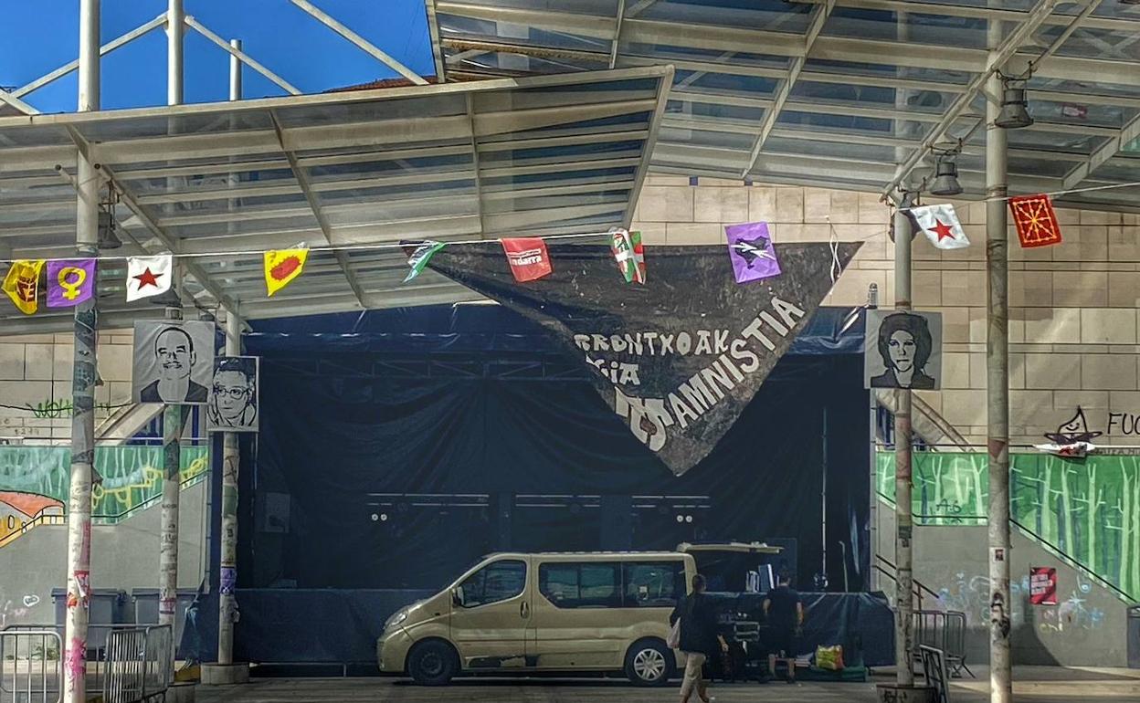 Pancartas a favor de los presos de ETA en las fiestas de Egia. 