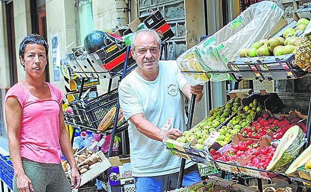 Raquel y José Mari en sufrutería de la calle Matia de Donostia