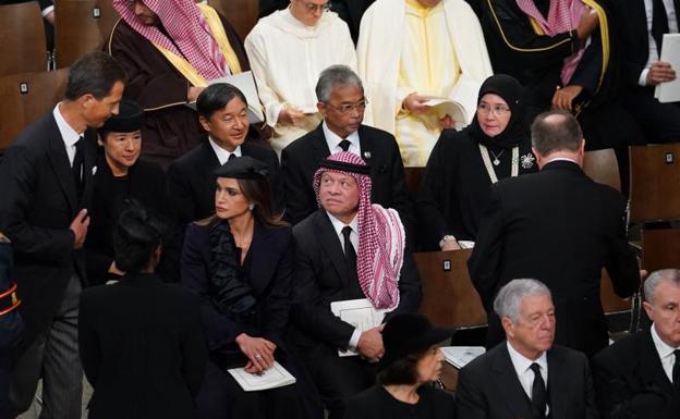 Imagen principal - Rania de Jordania y el rey Abdalá, en la Abadía de Westminster; Alberto de Mónaco y su mujer Charlene; Harald de Noruega y su muje Sonia, tras ellos Federico de Dinamarca. 