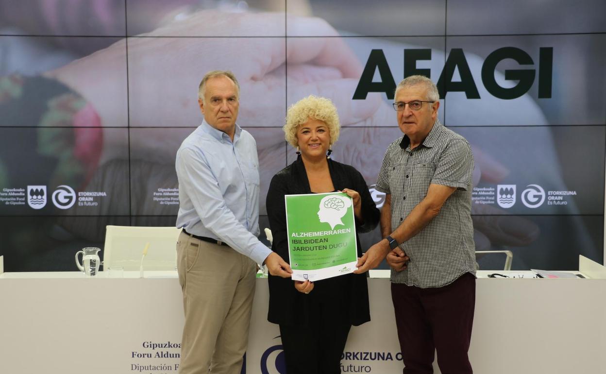 Iñaki Olalde, la diputada Maite Peña y Koldo Aulestia, en la rueda de prensa en la Diputación.
