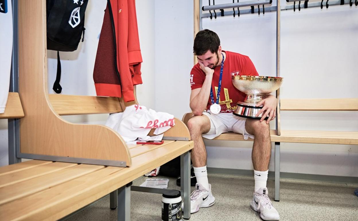 Brizuela reflexiona con una sonrisa en el vestuario con su medalla de oro y el trofeo del Eurobasket.