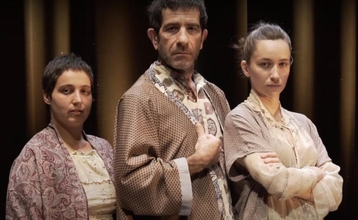 'Zeozertan dabil baina ez dakit zertan' ikuskizuneko hiru aktoreak, Kulturaz Kooperatibak egindako 'teaser'-etik hartutako irudian. 