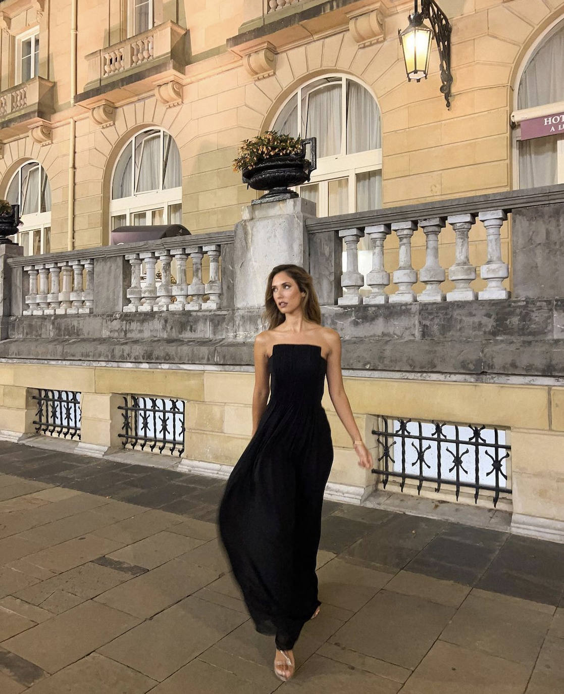 Grace Villarreal: La famosa 'instagramer' cruzó la alfombra roja con un vestido de noche palabra de honor en color negro de Giorgio Armani. El look lo remató con unas sandlias de tiras doradas y un 'clutch' negro. Todo un acierto