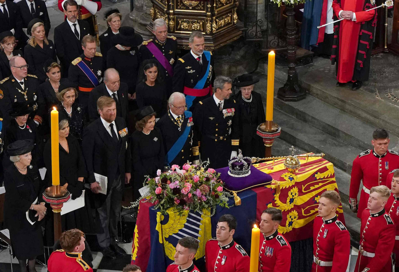 La imagen de los eméritos y los reyes actuales sentados en el mismo banco ante el féretro de Isabel II. 