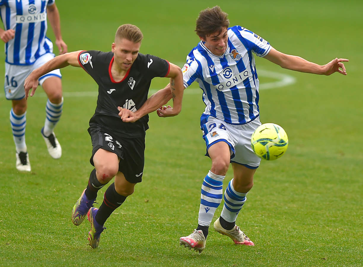 2020. Kevin Rodrigues y Le Normand pelean por el balón