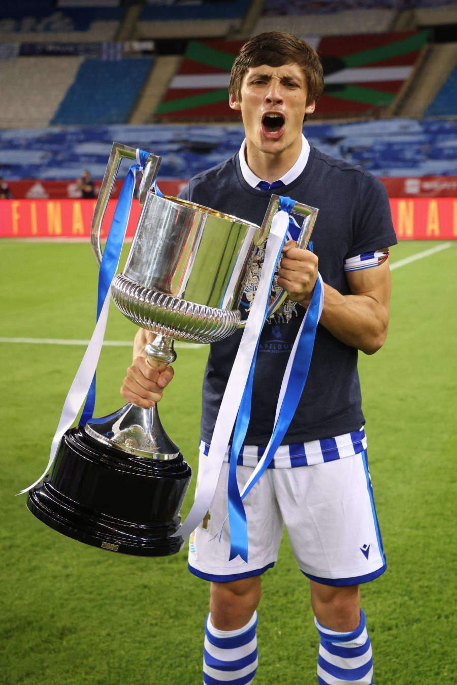 2021. El francés sostiene la Copa del Rey tras imponerse en el Estadio de la Cartuja de Sevilla al Athletic gracias al gol de Oyarzabal 