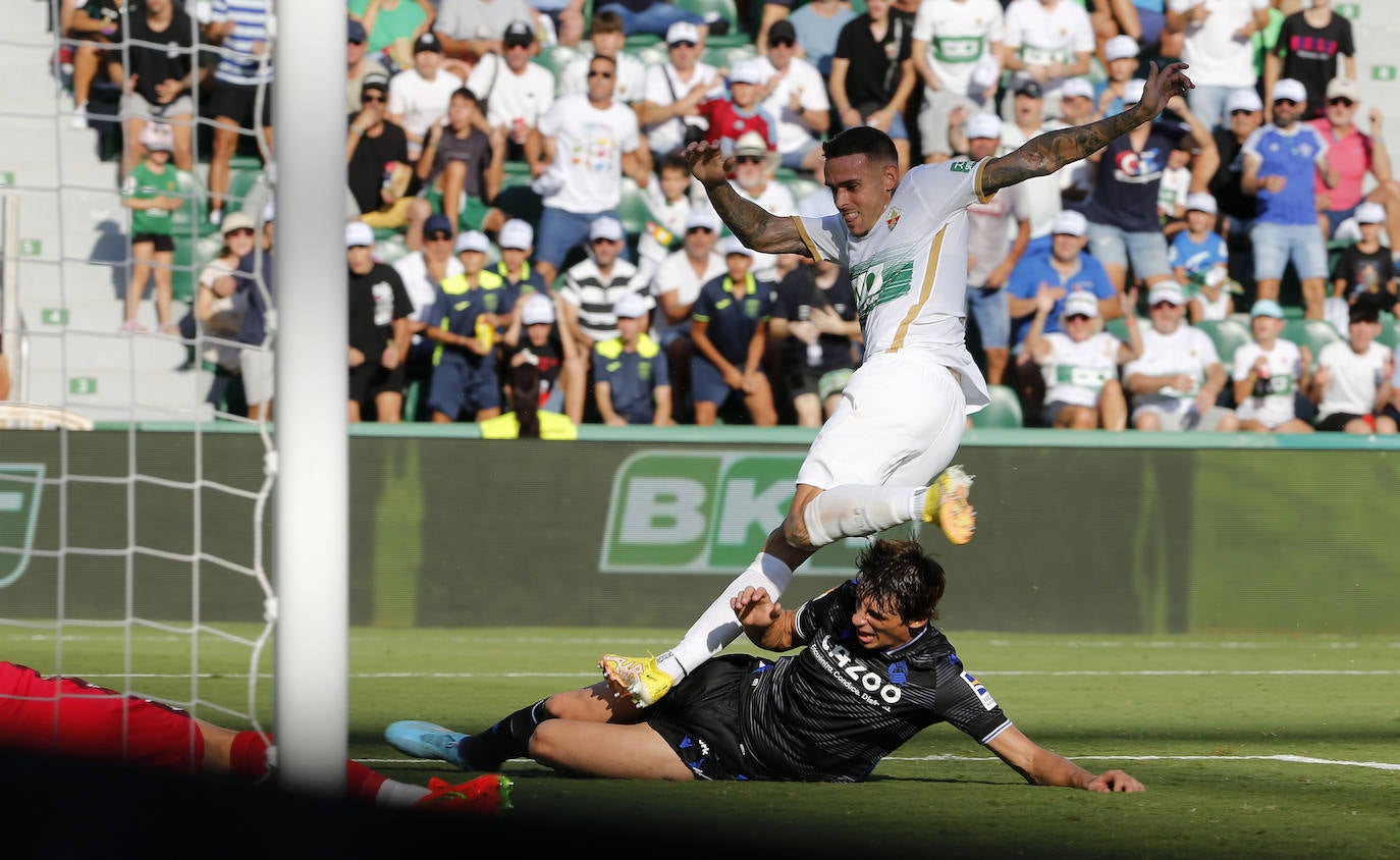 El delantero del Elche Roger Martí dispara a puerta junto al francés Le Normand durante el partido de la jornada 3 de LaLiga de esta temporada