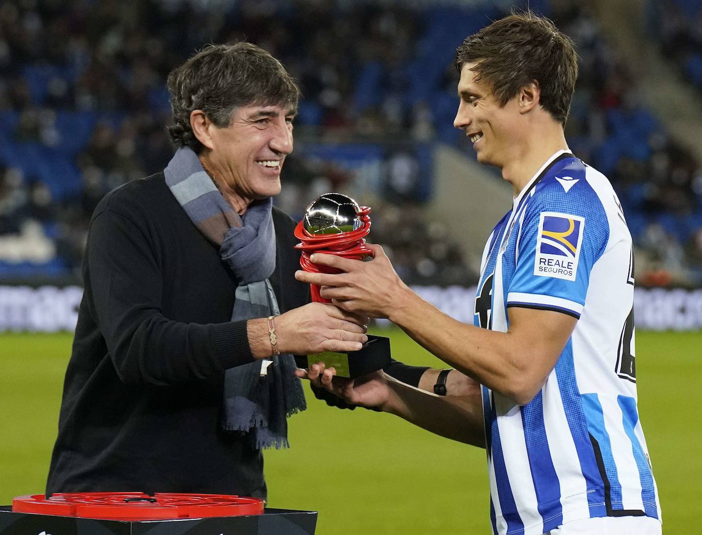 2021. Agustín Gajate entrega a Le Normand el trofeo de mejor jugador de octubre en toda la Liga. 