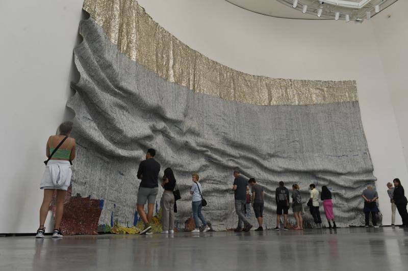 'Mar creciente' de el ghanés El Anatsui.