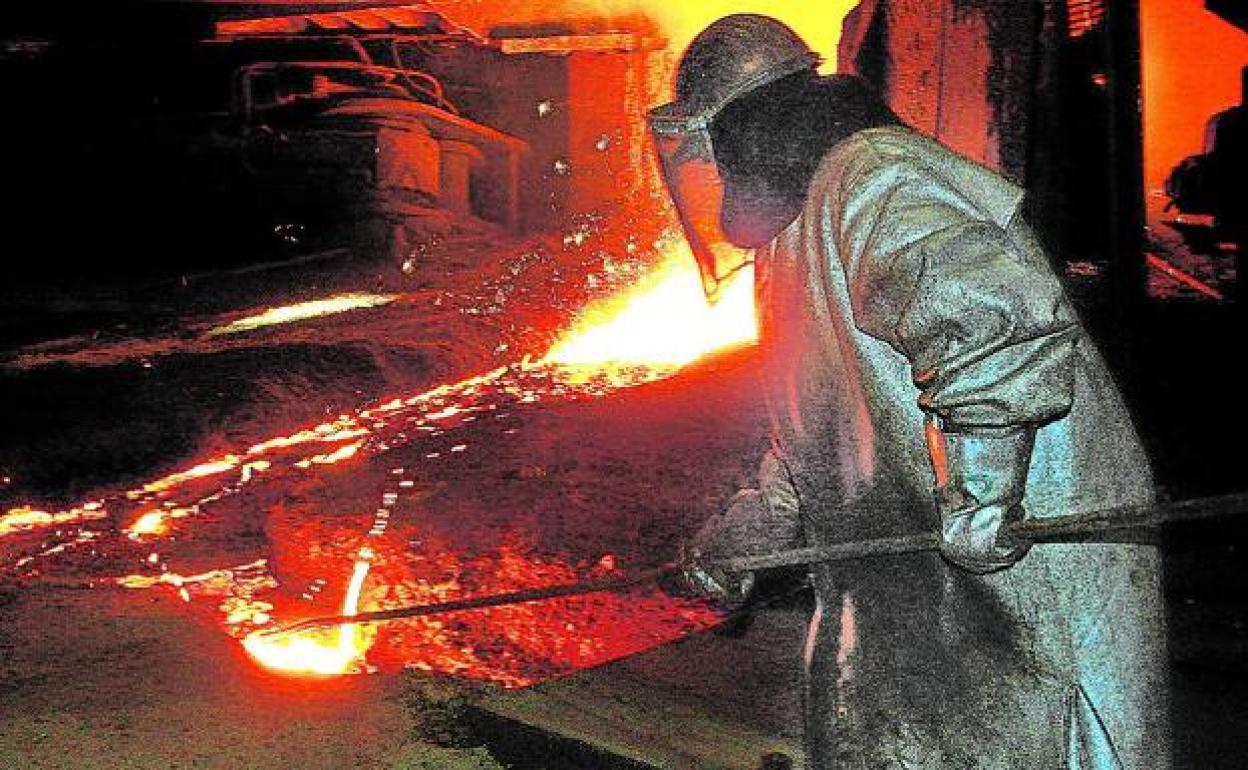 Empleado de una acería, en pleno proceso de producción. / 