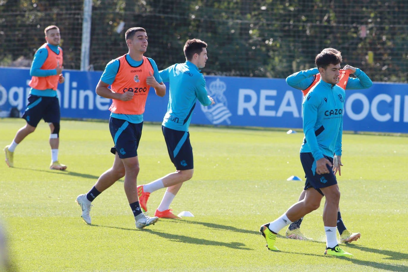 Fotos: La Real Sociedad se ejercita a puerta abierta