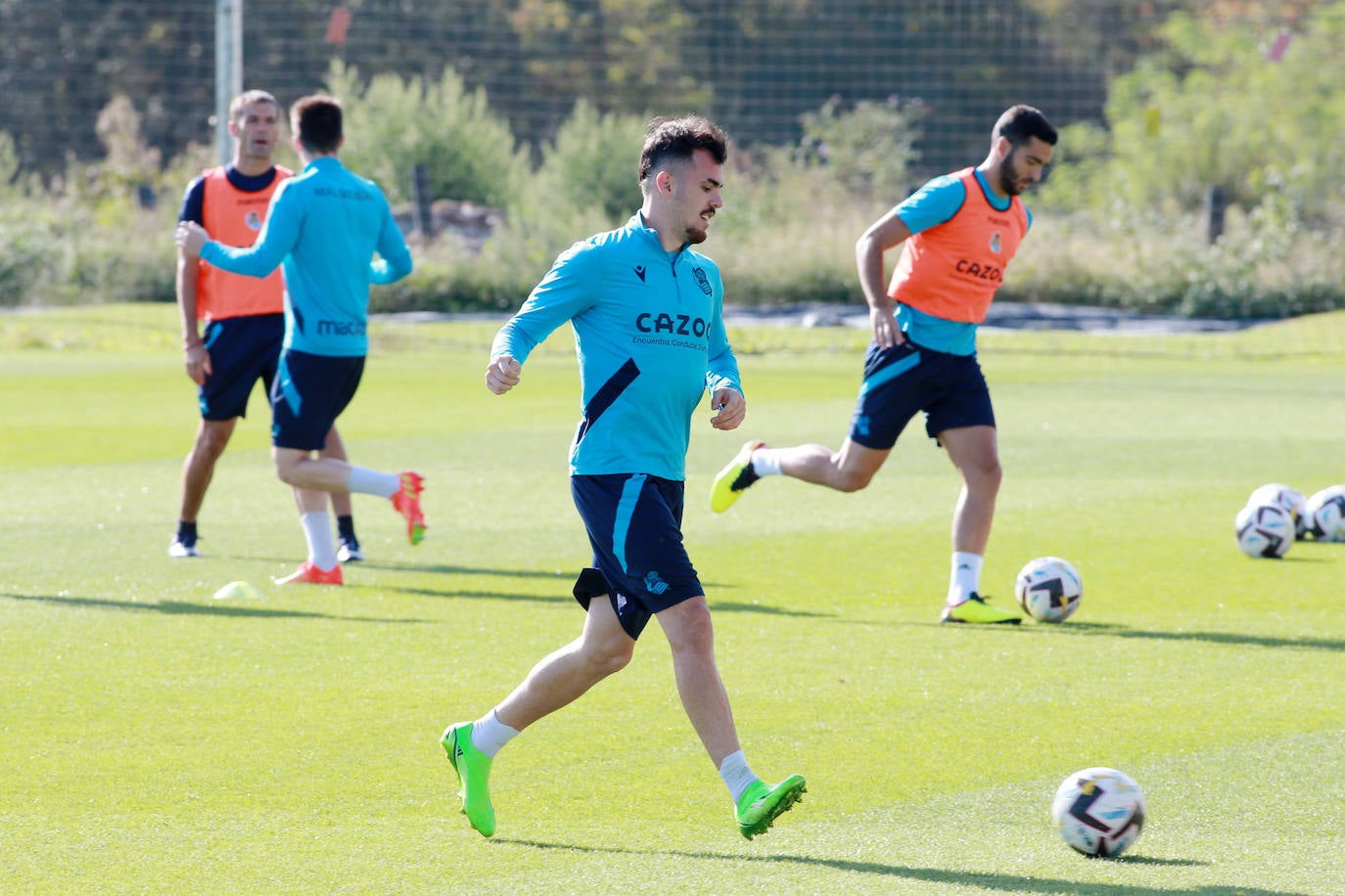 Fotos: La Real Sociedad se ejercita a puerta abierta