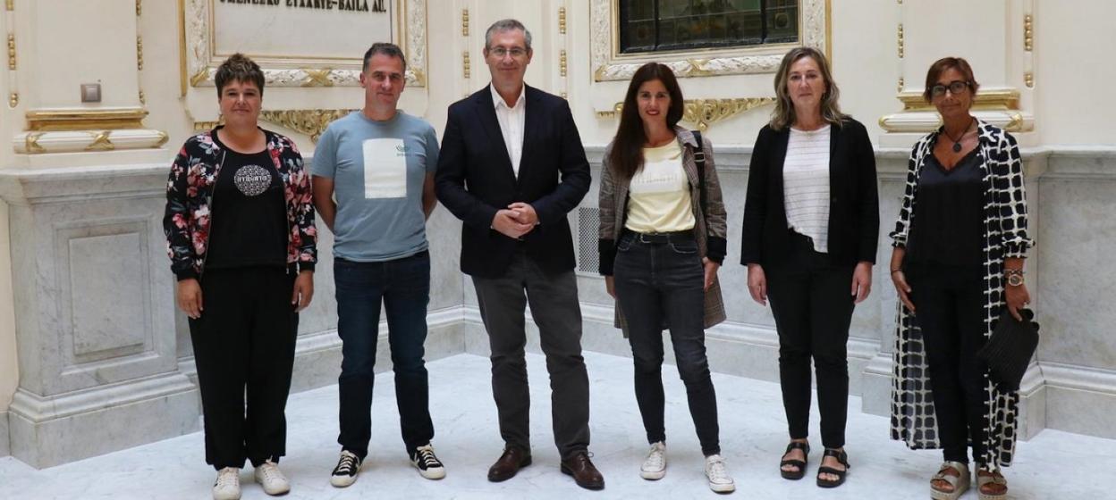 El diputado general, Markel Olano, junto a representantes forales y de la Ikastola Uzturpe de Ibarra. 