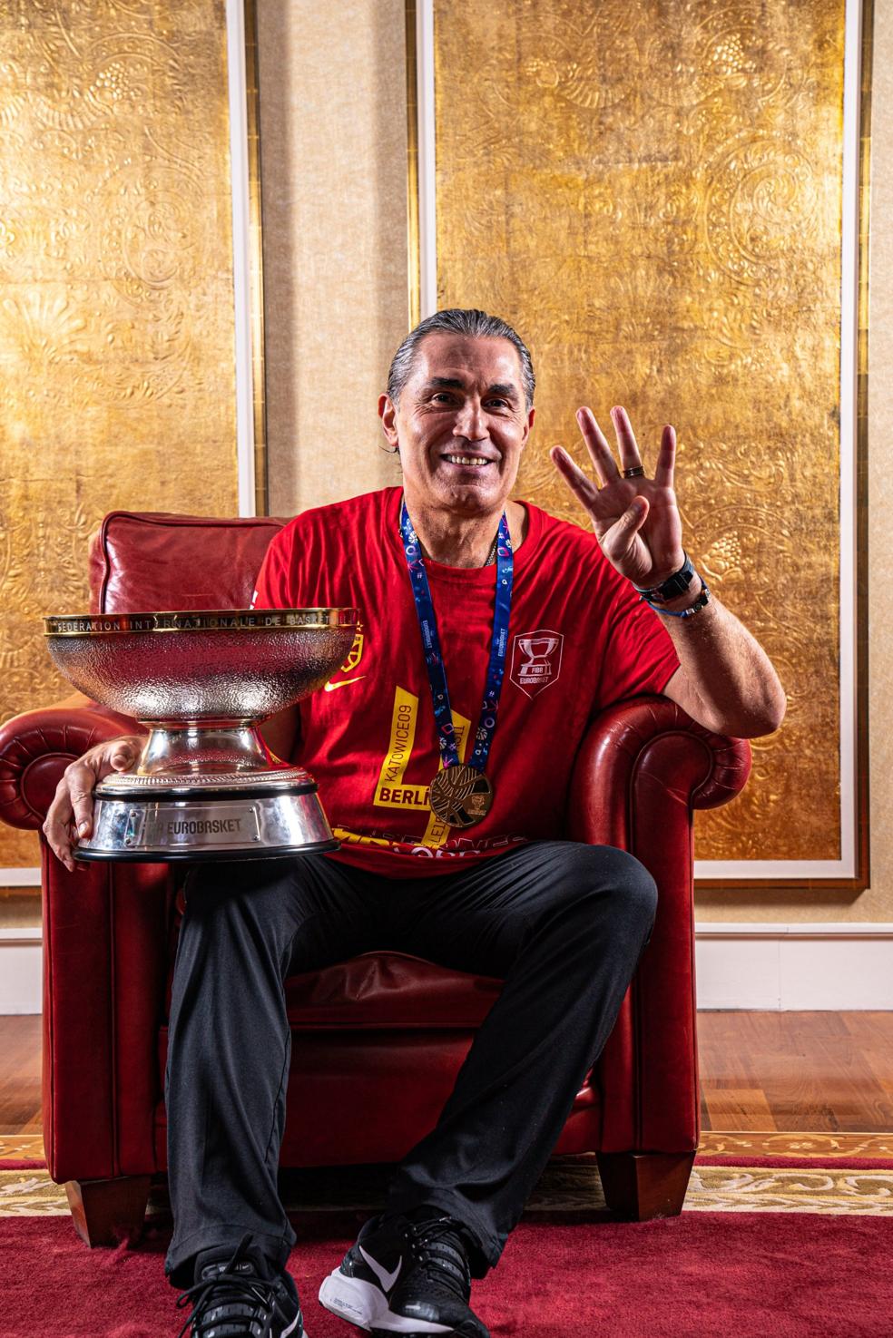 Sergio Scariolo posa con el trofeo y la medalla en un sillón de un hotel en Berlín. 