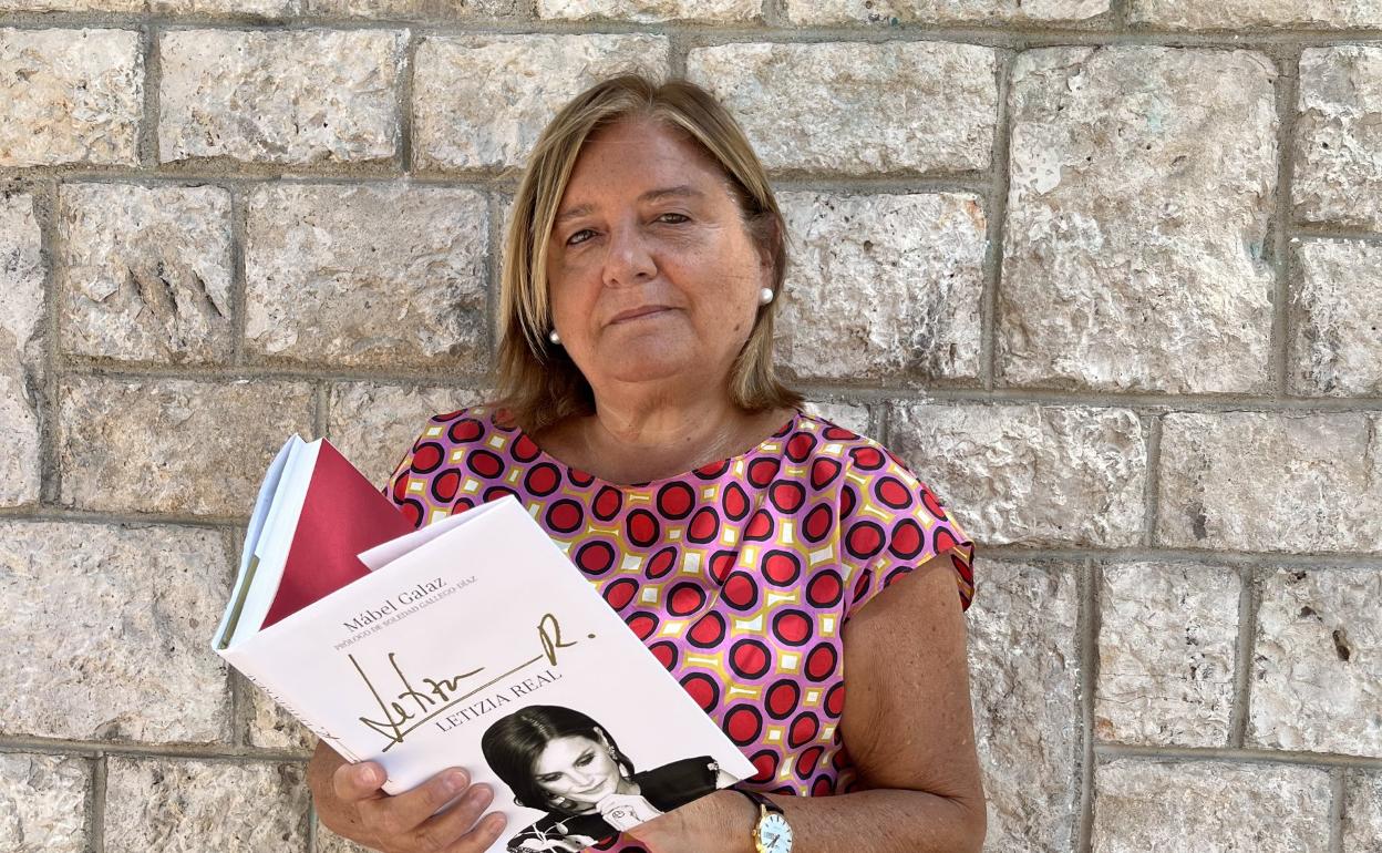 La periodista Mábel Galaz posa con su libro 'Letizia real'. 