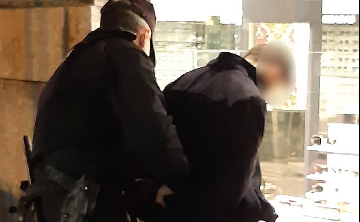 Imagen recurso de una detención de la Ertzaintza.