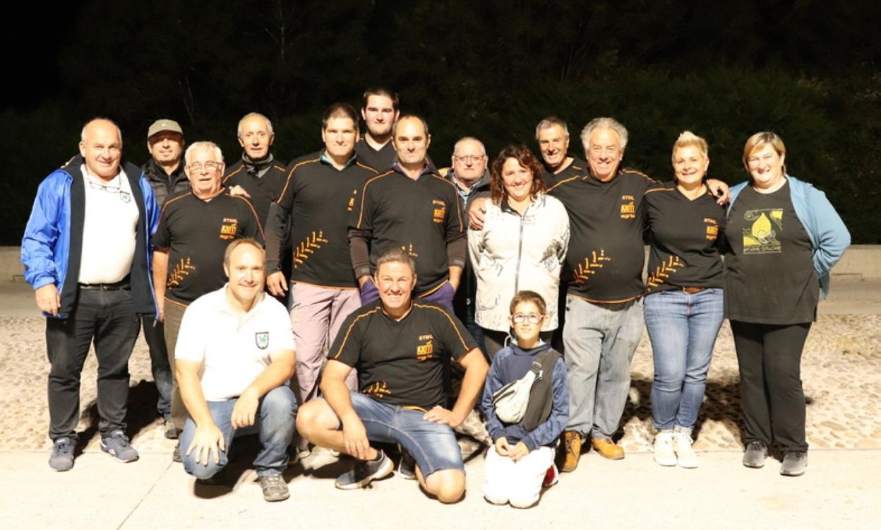 Ugaldetxoko festetako antolakuntzan ibiltzen diren lagunak. 