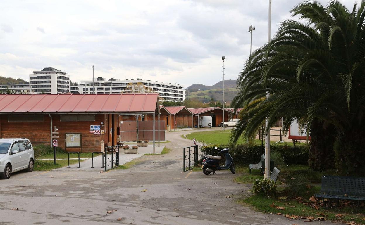 Acceso principal a la Hípica de Loiola, propiedad del Ministerio de Defensa. 