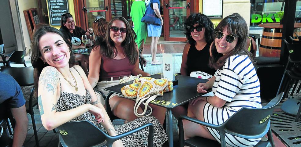 Un grupo de amigas espera su consumición en la terraza de Le Comidare. 