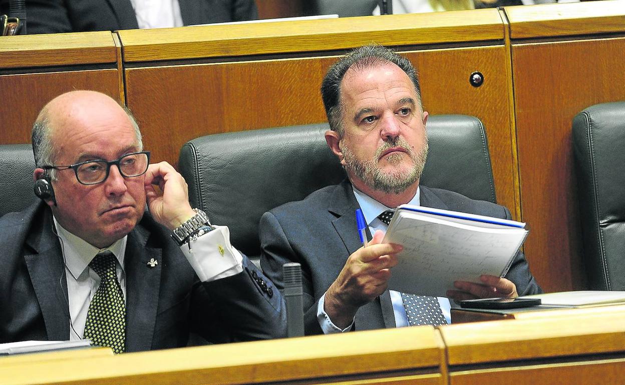 Carmelo Barrio y Carlos Iturgaiz siguen el pleno desde su escaño.