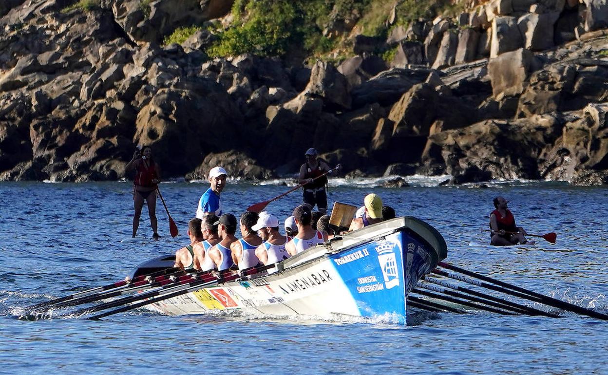 Donostiarra realiza un entrenamiento en la bahía. 
