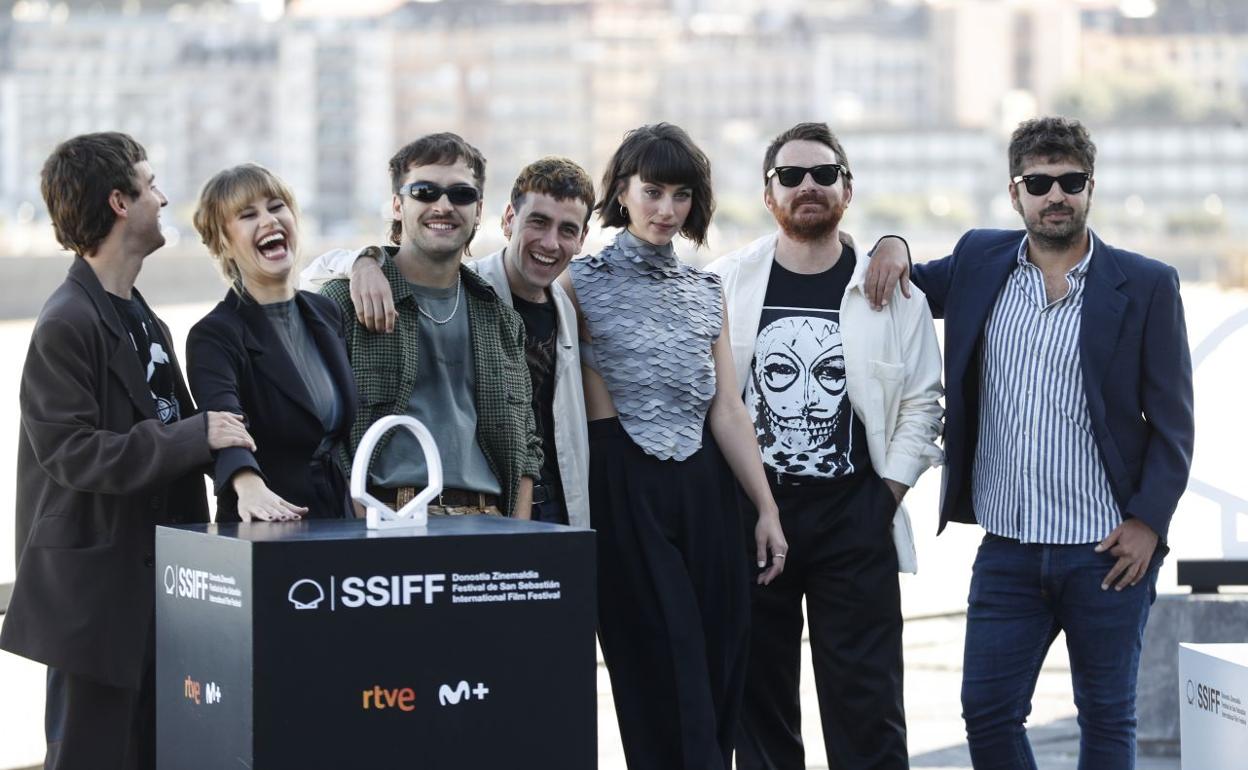 Álex Monner, Ricardo Gómez, Claudia Salas, Elisabeth Casanovas y Guillem Barbosa, ayer en las terrazas del Kursaal. 