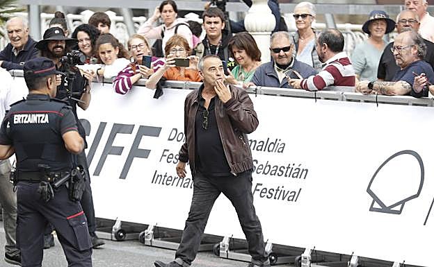 Fernández saluda al público a su llegada al María Cristina.