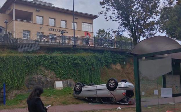 Se olvida de poner el freno de mano en Azkoitia y su vehículo acaba volcado tras caer cuesta abajo