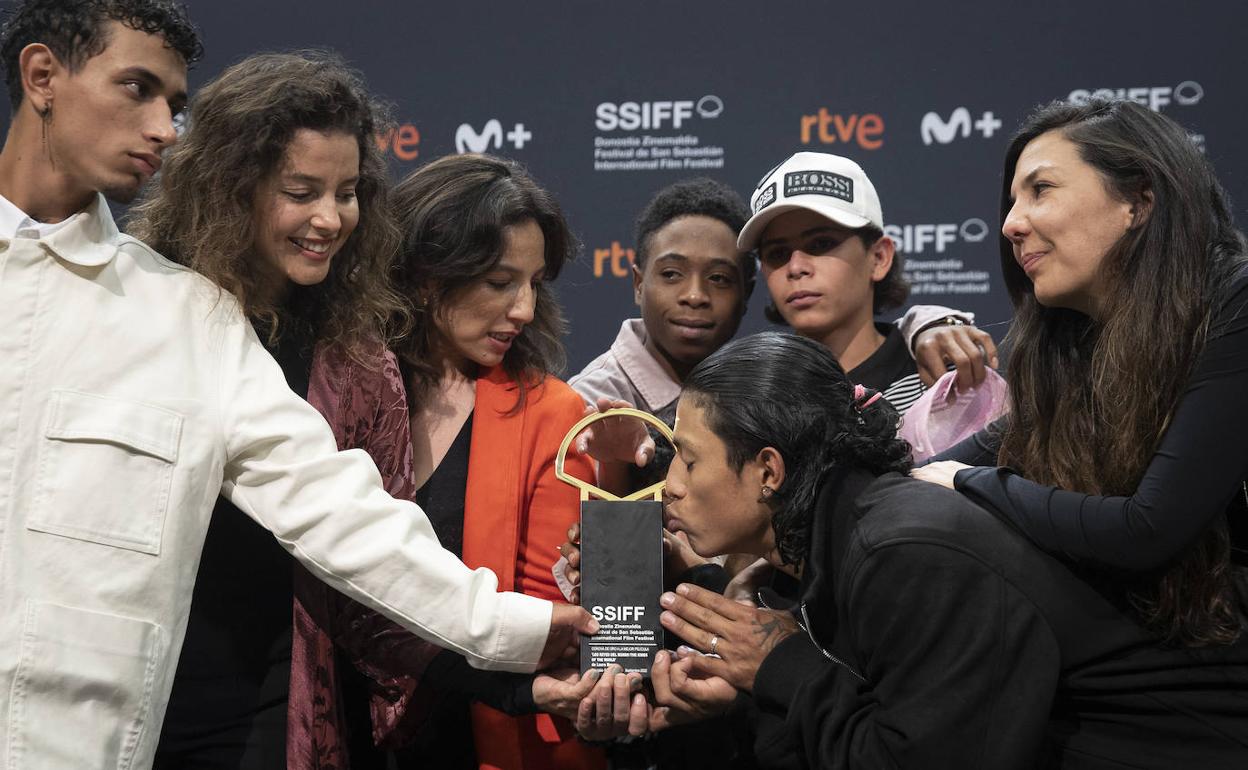 La directora y los 'reyes' del mundo celebran la Concha de Oro'.