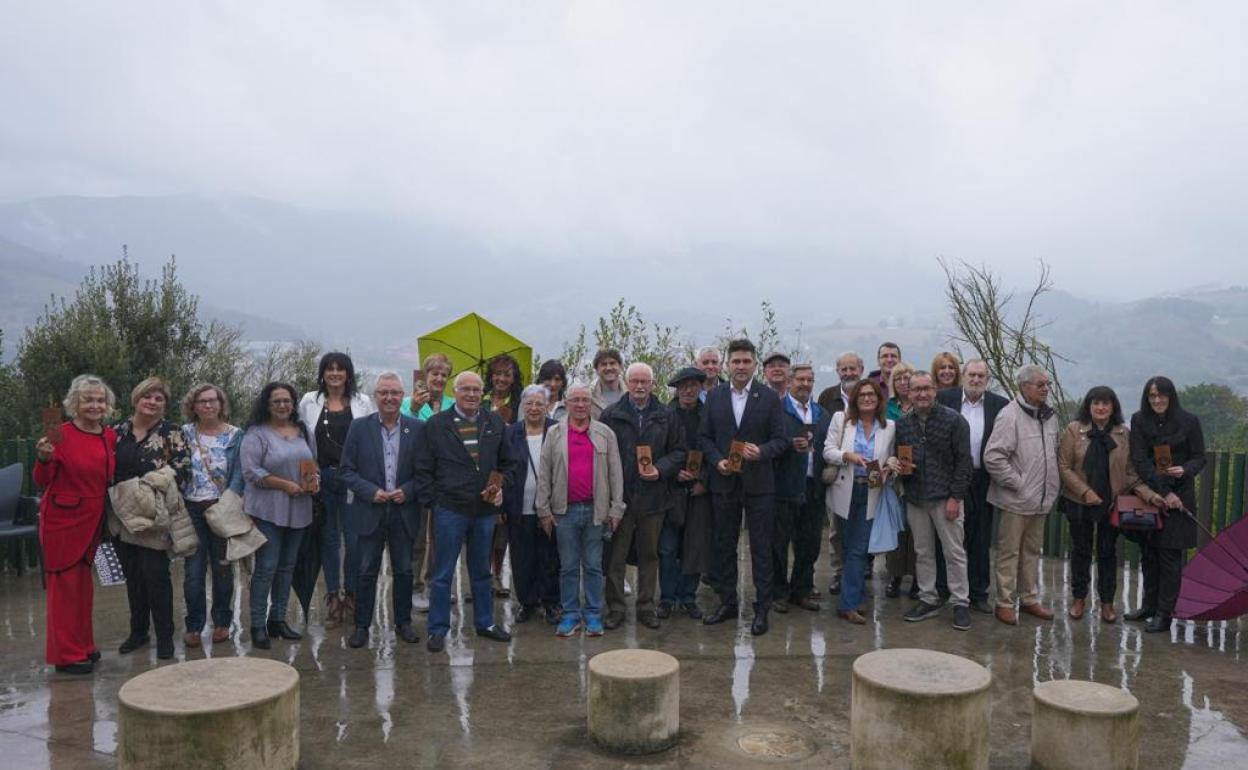 Andueza, Asensio y Serrano junto a los concejales y familiares homenajeados en Zumarraga.