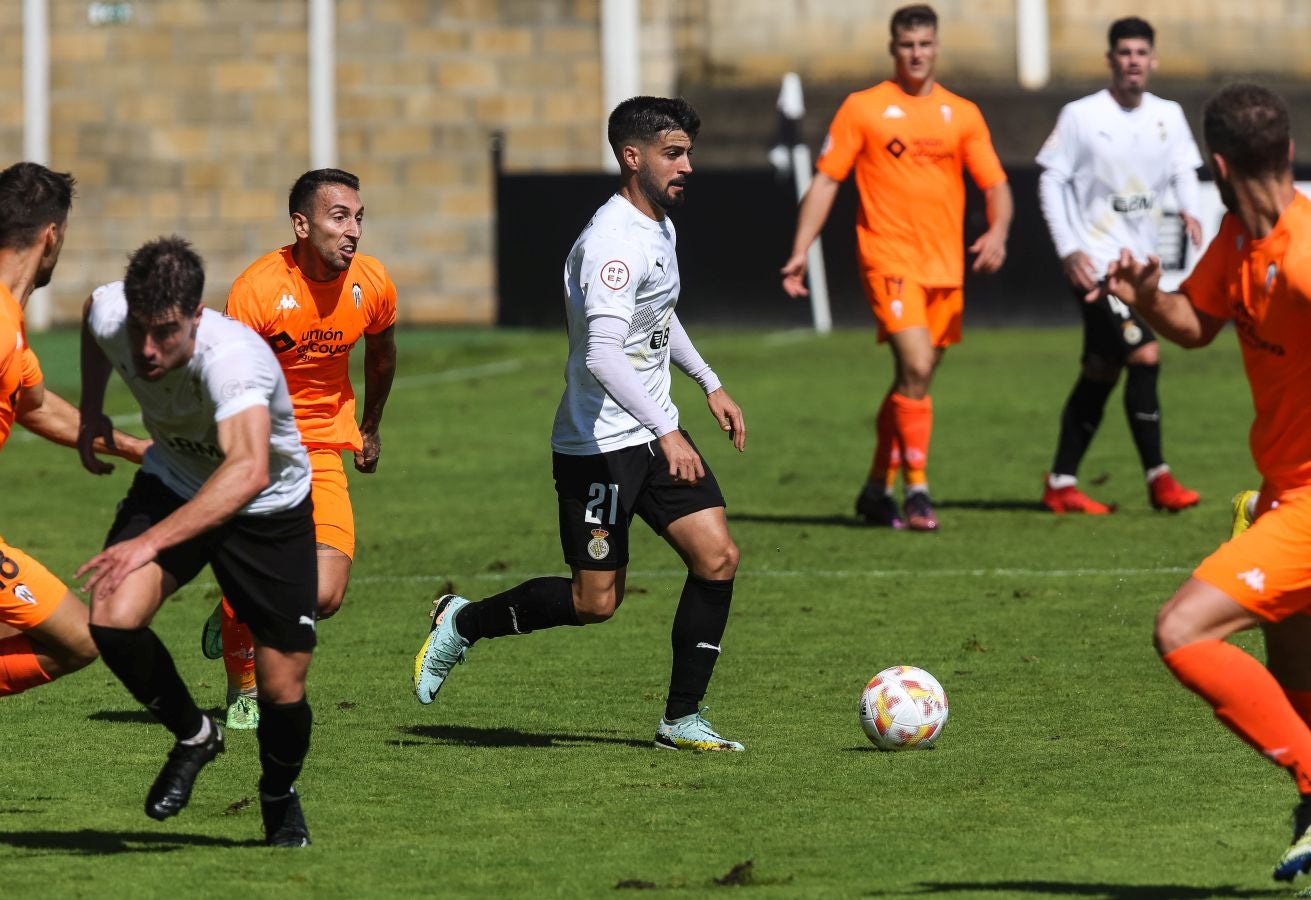 El Alcoyano se ha llevado el triunfo este mediodía de Irun gracias a un tanto de Juanan en el 81, justo después de que Sánchez pusiese las tablas con un golazo para los de casa.