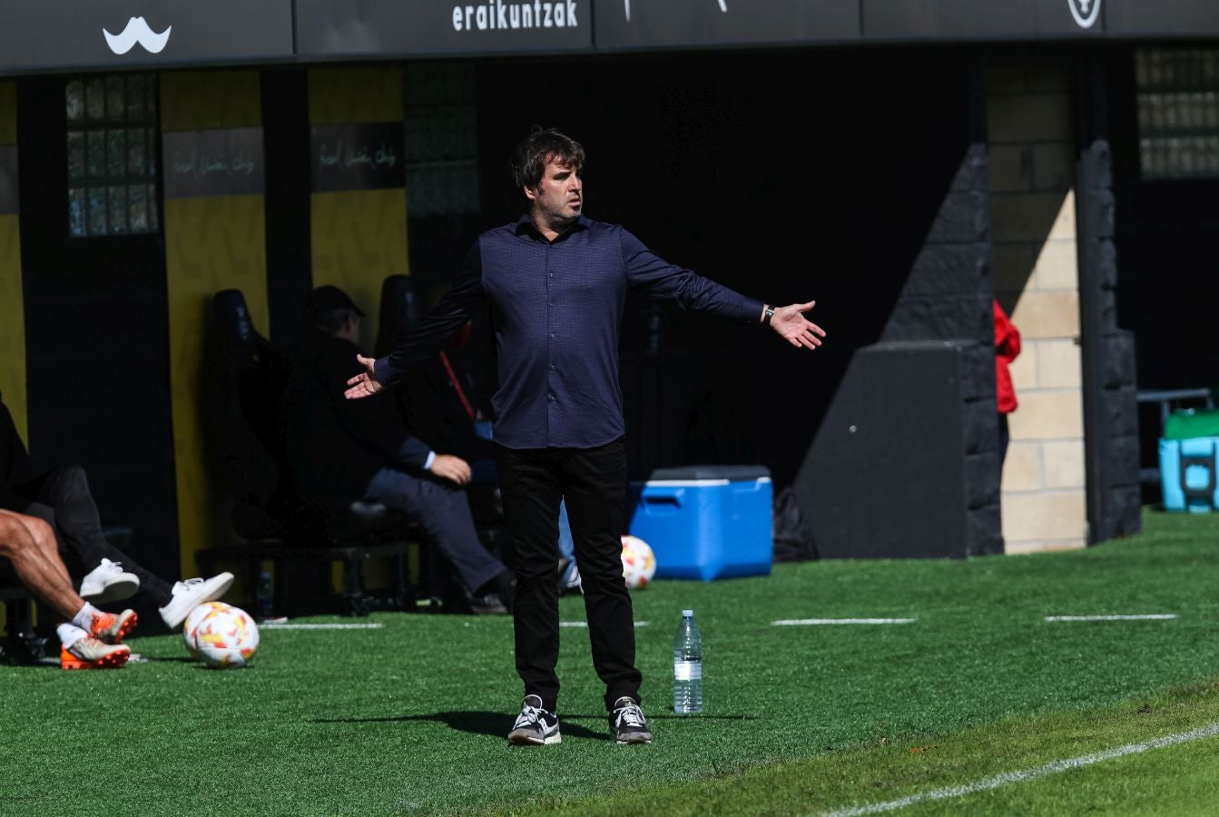 El Alcoyano se ha llevado el triunfo este mediodía de Irun gracias a un tanto de Juanan en el 81, justo después de que Sánchez pusiese las tablas con un golazo para los de casa.