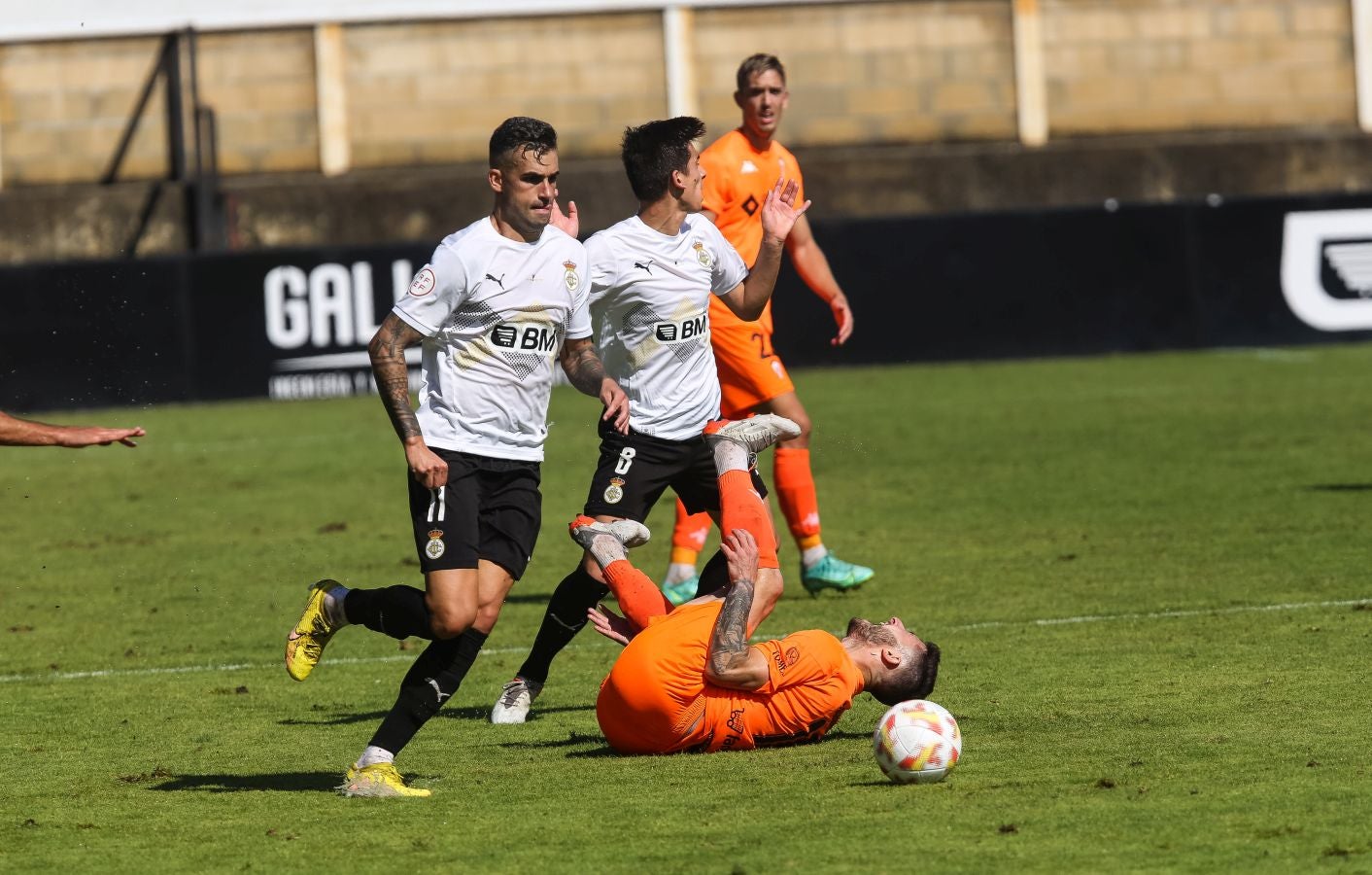 El Alcoyano se ha llevado el triunfo este mediodía de Irun gracias a un tanto de Juanan en el 81, justo después de que Sánchez pusiese las tablas con un golazo para los de casa.