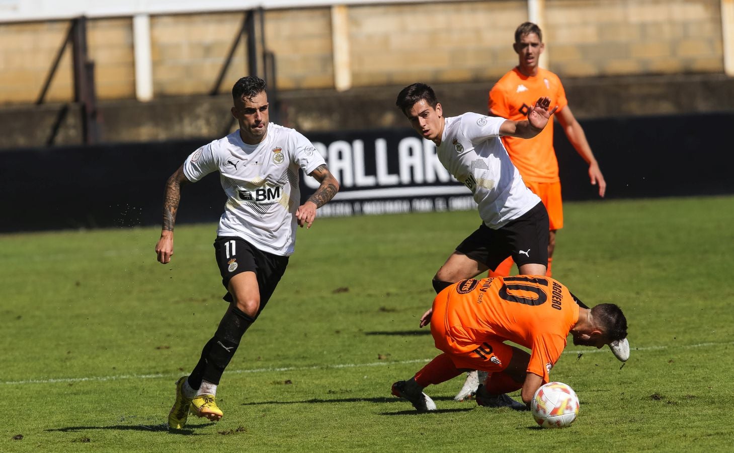 El Alcoyano se ha llevado el triunfo este mediodía de Irun gracias a un tanto de Juanan en el 81, justo después de que Sánchez pusiese las tablas con un golazo para los de casa.