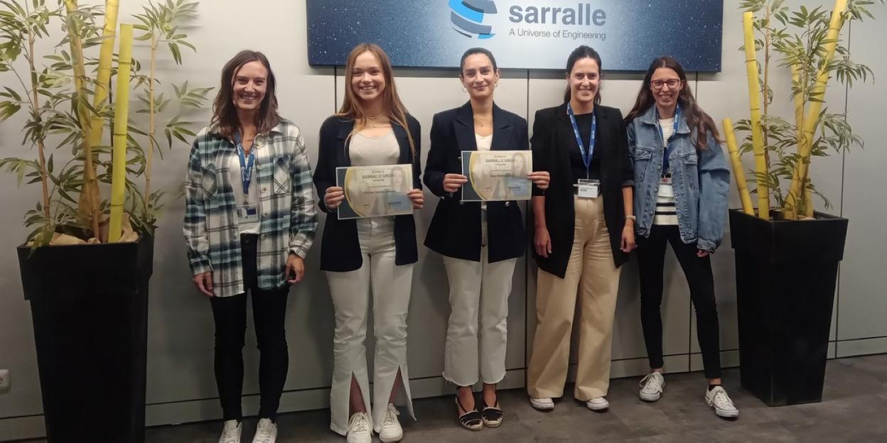 Adriana Casares y Saioa Roteta, con los diplomas, junto a Aitziber Fernandez, Raquel Amuchastegui y Nekane Echave, del departamento de Recursos Humanos de Sarralle. 