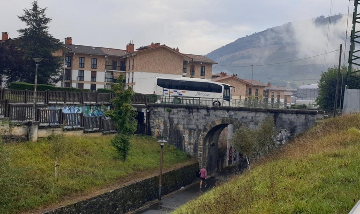 Puente de Garmendigain por donde transcurre el bidegorri. 