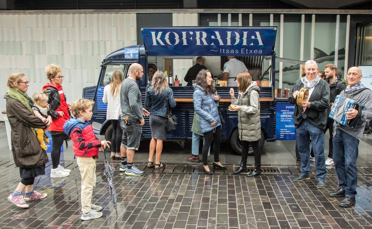 Pese a la lluvia, la food truck atrajo a mucha gente. 