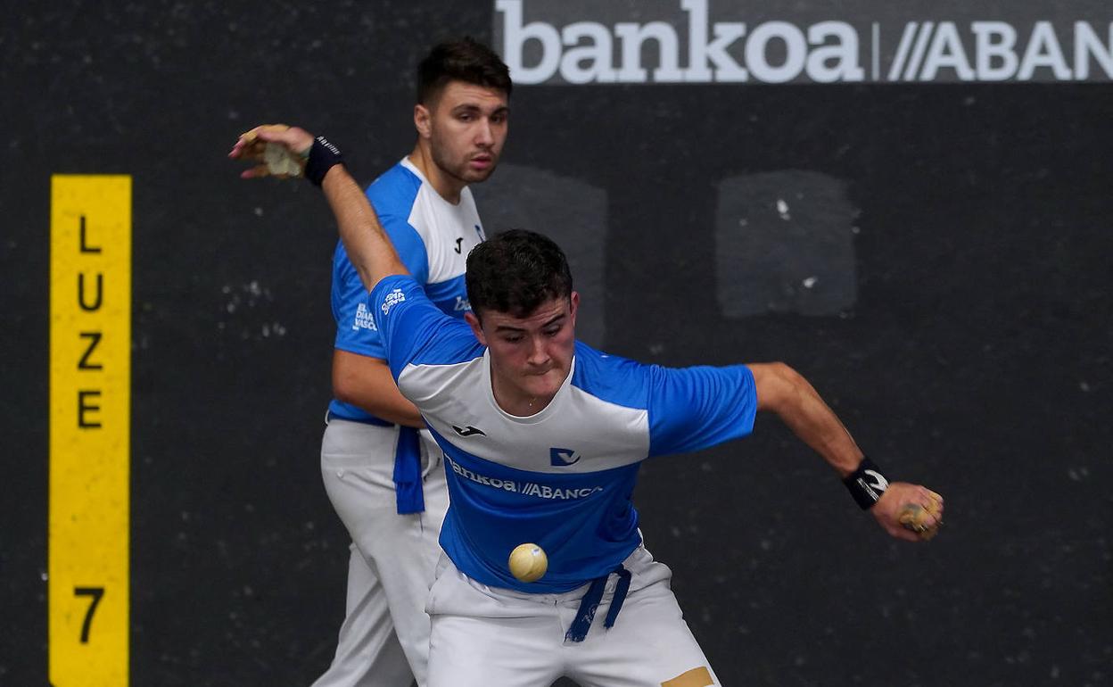 Unai Albeniz golpea de derecha en presencia de su delantero Iván García ayer en Andoain.