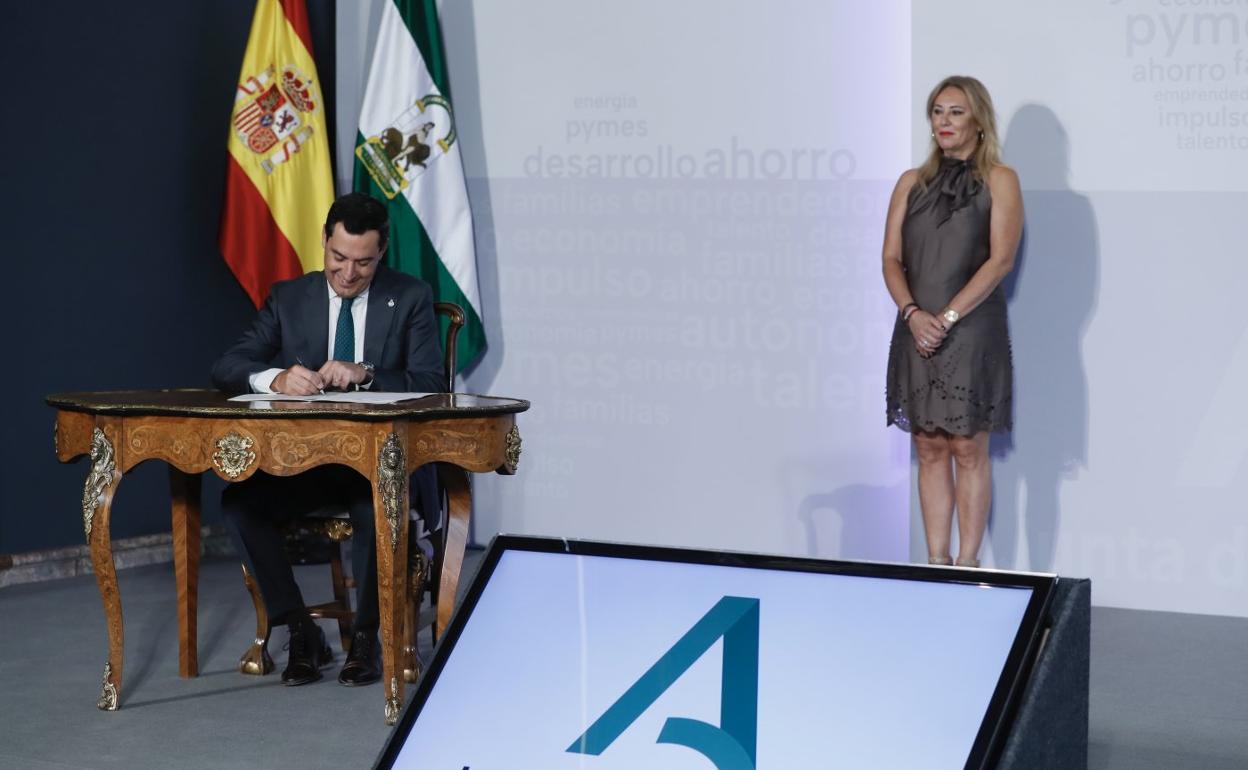 El presidente de la Junta de Andalucía firma el decreto fiscal el pasado miércoles día 21. 