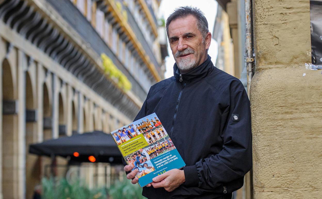 Manu Etxeberria Sedano, este lunes presentado su libro. 