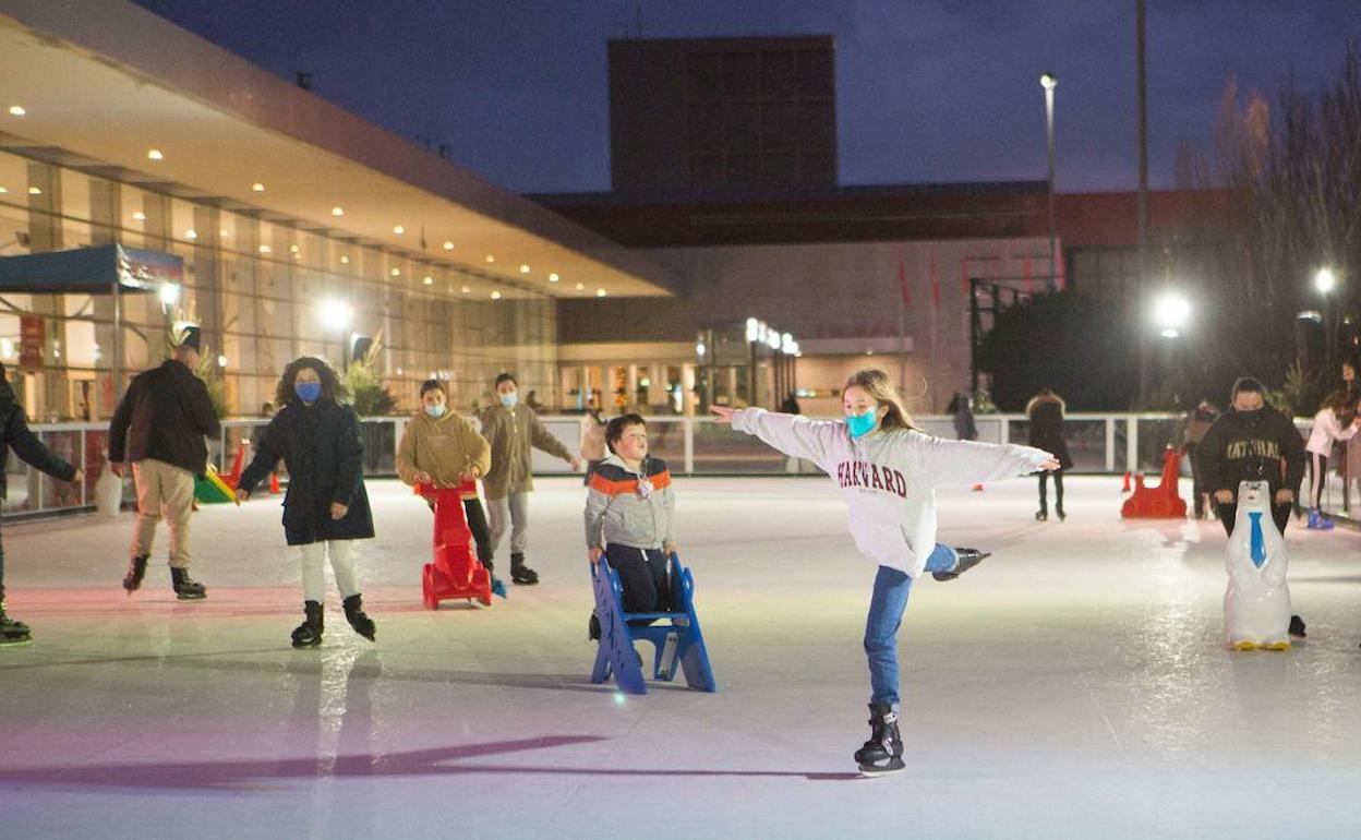 Varios jóvenes se divierten en la pista de hielo instalada en Ficoba las pasadas Navidades.